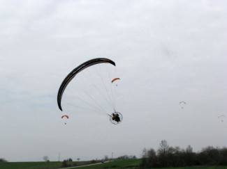 UŽAS KOD PLETERNICE: Pad motornog paraglajdera, oživljavaju jednu osobu