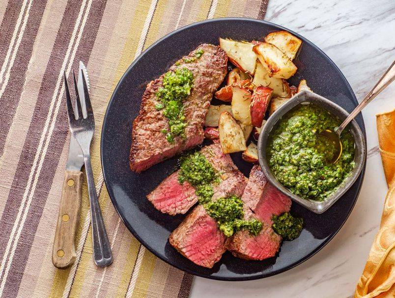 Gotovo za 5 minuta: Recept za španjolski zeleni umak koji fantastično paše uz meso i krumpir