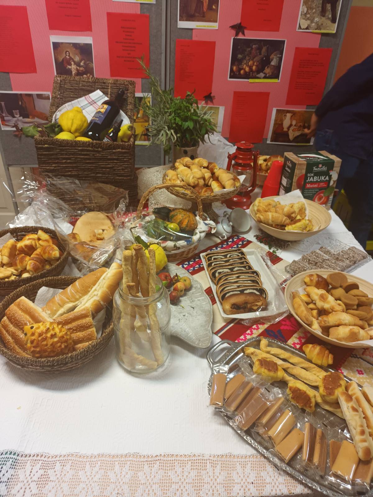 Sa zahvalnošću za plodove zemlje na Poljoprivredno-prehrambenoj školi obilježeni Dani kruha