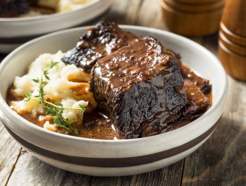 Rebra u vinu: Recept za meso tako sočno da otpada s kosti