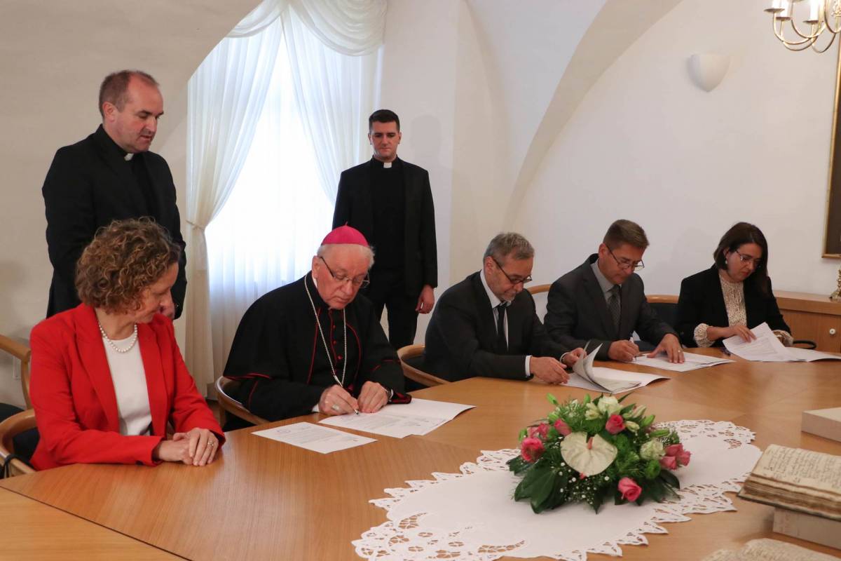 Požeškoj biskupiji vraćene matične knjige oduzete u vrijeme komunističke vladavine