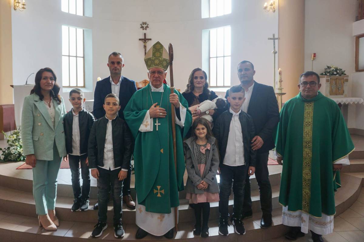 Biskup Škvorčević krstio peto dijete obitelji Tunić