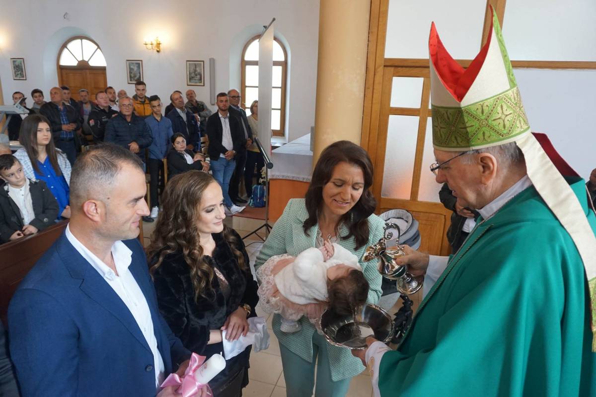 Biskup Škvorčević krstio peto dijete obitelji Tunić