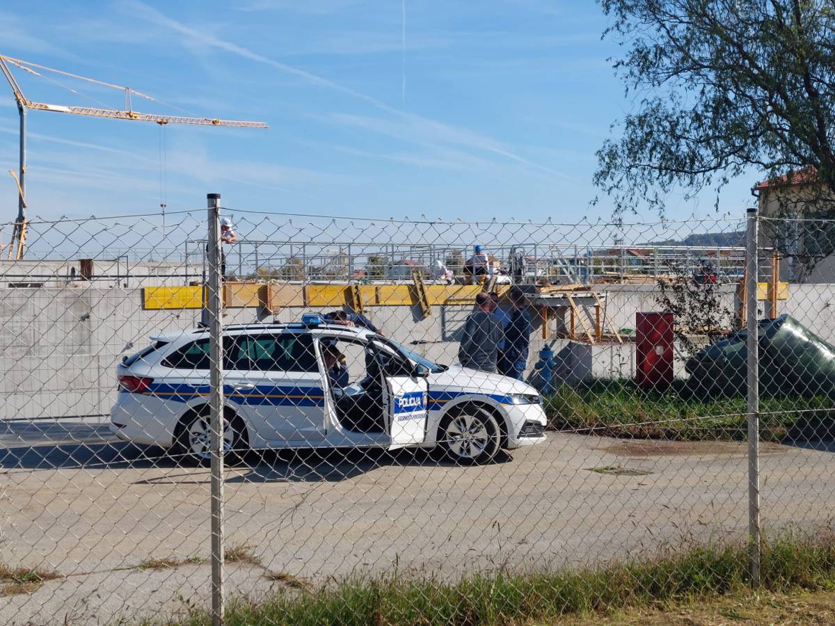 Upravljao radnim strojem pa udario u 48-godišnjaka koji je teško tjelesno ozlijeđen