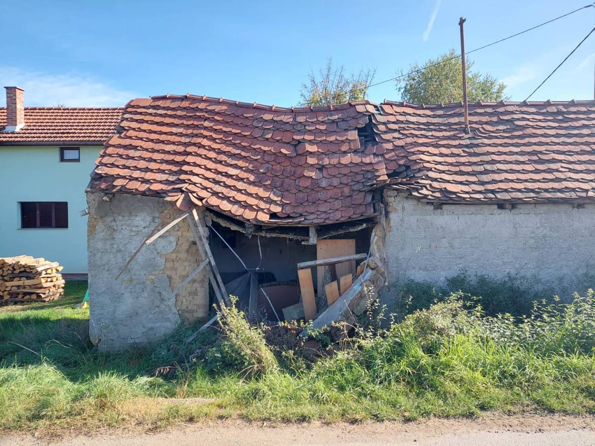SVAKODNEVNO U OPASNOSTI: ʺSusjedova kuća nam se urušava u dvorište, a nitko ništa ne poduzima!ʺ