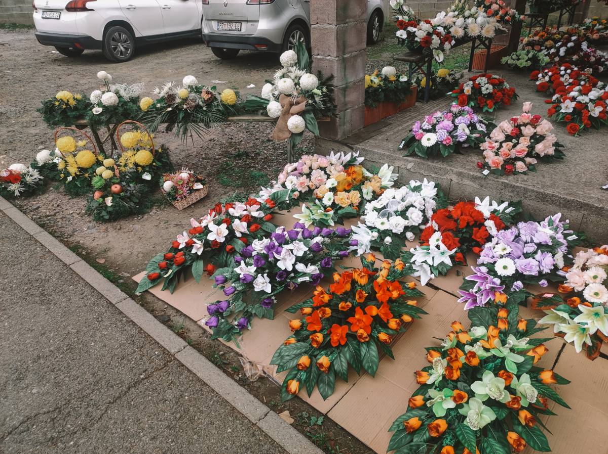 BOGATA PONUDA CVIJETNIH ARANŽMANA U POŽEGI I PLETERNICI: ʺProdaja je pala, a cijene porasle...ʺ