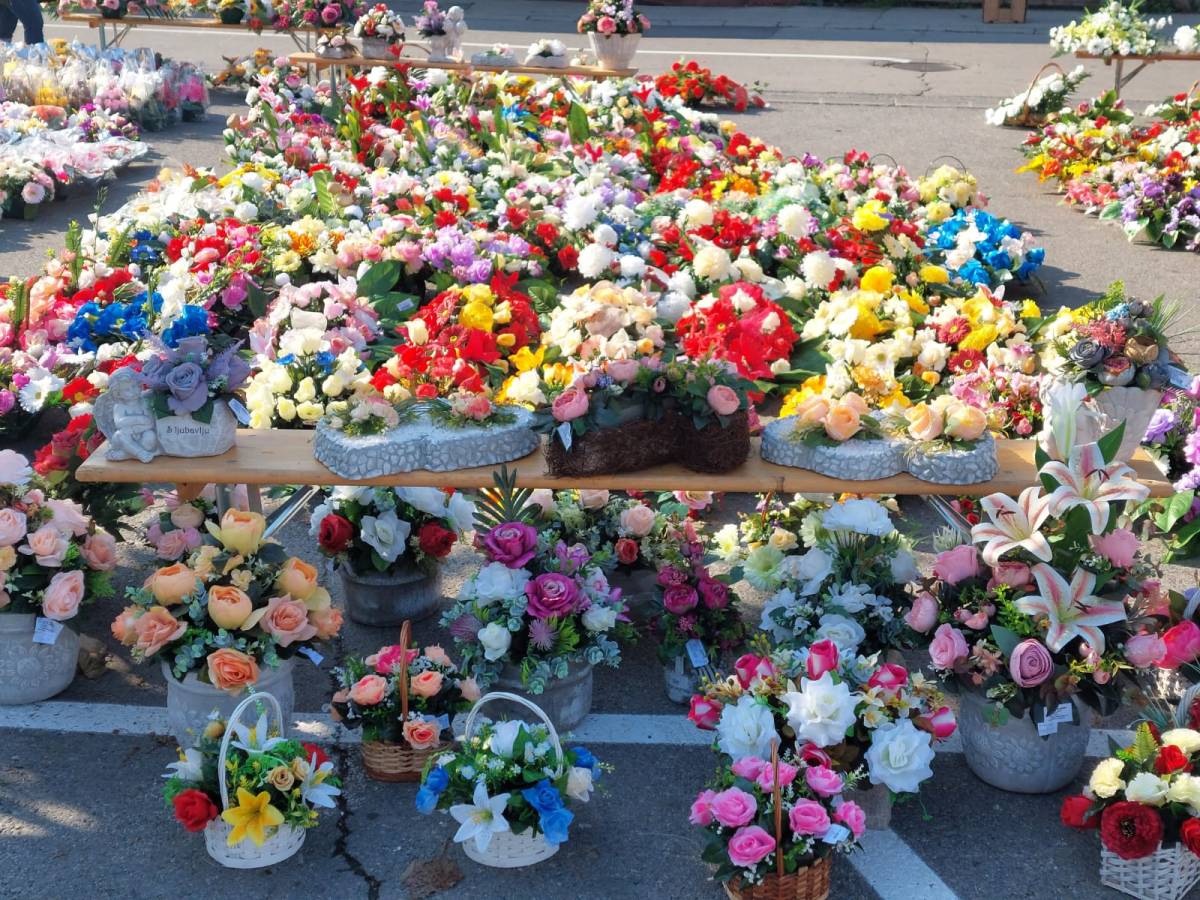 BOGATA PONUDA CVIJETNIH ARANŽMANA U POŽEGI I PLETERNICI: ʺProdaja je pala, a cijene porasle...ʺ