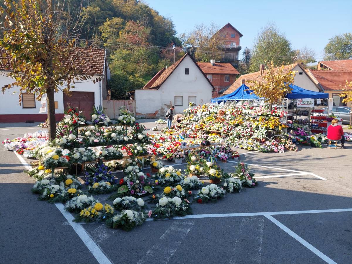 BOGATA PONUDA CVIJETNIH ARANŽMANA U POŽEGI I PLETERNICI: ʺProdaja je pala, a cijene porasle...ʺ