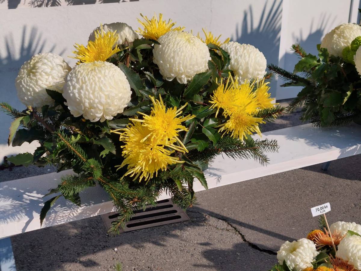 BOGATA PONUDA CVIJETNIH ARANŽMANA U POŽEGI I PLETERNICI: ʺProdaja je pala, a cijene porasle...ʺ