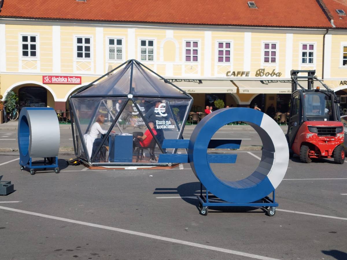 Brojni Požežani posjetili putujuću izložbu ʺEuro na kotačimaʺ