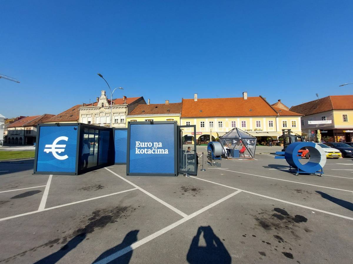 Brojni Požežani posjetili putujuću izložbu ʺEuro na kotačimaʺ