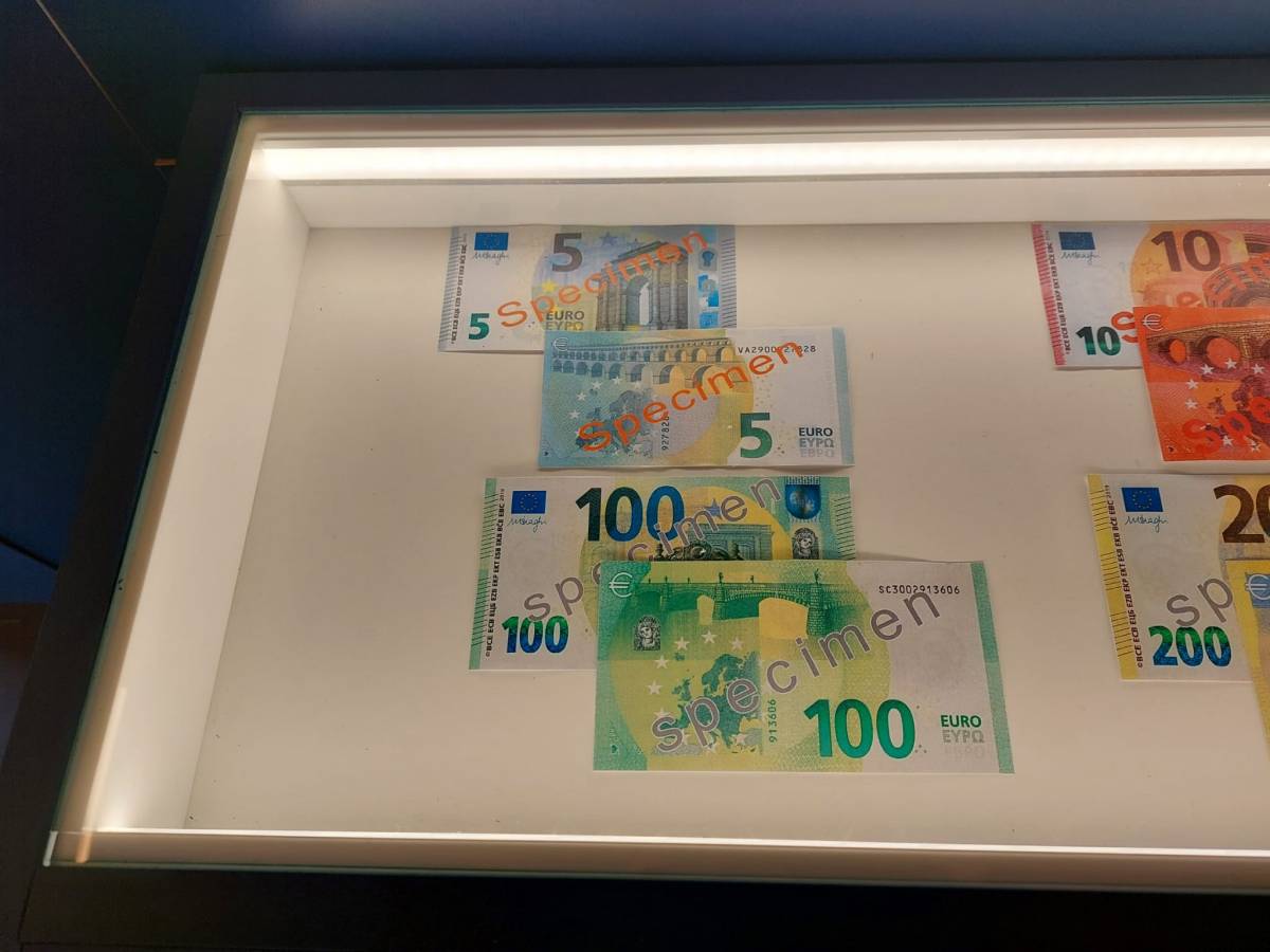 Brojni Požežani posjetili putujuću izložbu ʺEuro na kotačimaʺ