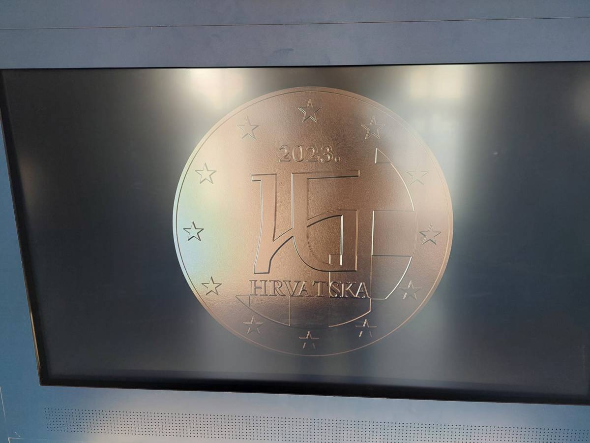 Brojni Požežani posjetili putujuću izložbu ʺEuro na kotačimaʺ