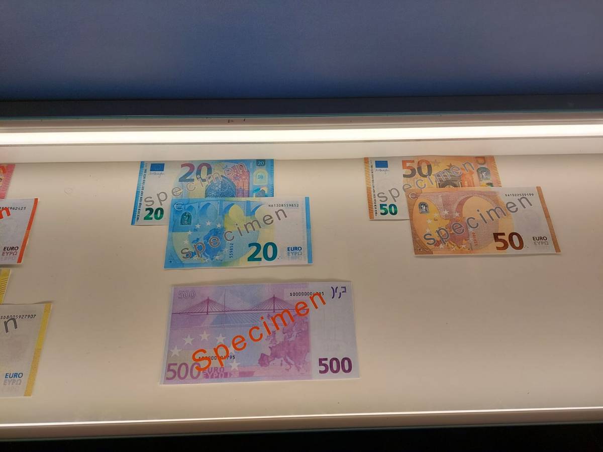 Brojni Požežani posjetili putujuću izložbu ʺEuro na kotačimaʺ