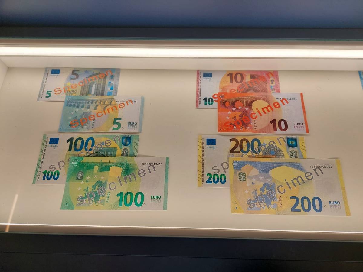 Brojni Požežani posjetili putujuću izložbu ʺEuro na kotačimaʺ