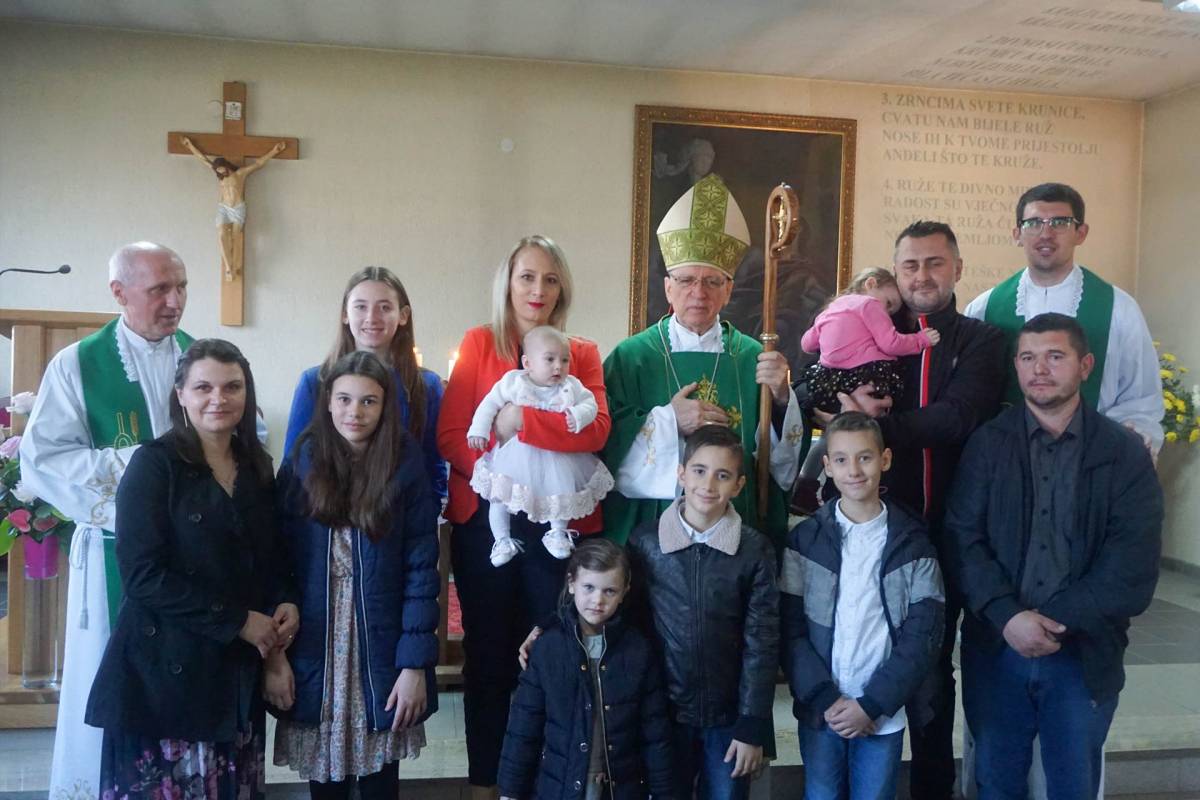 Biskup Škvorčević krstio peto dijete roditelja Bijelić