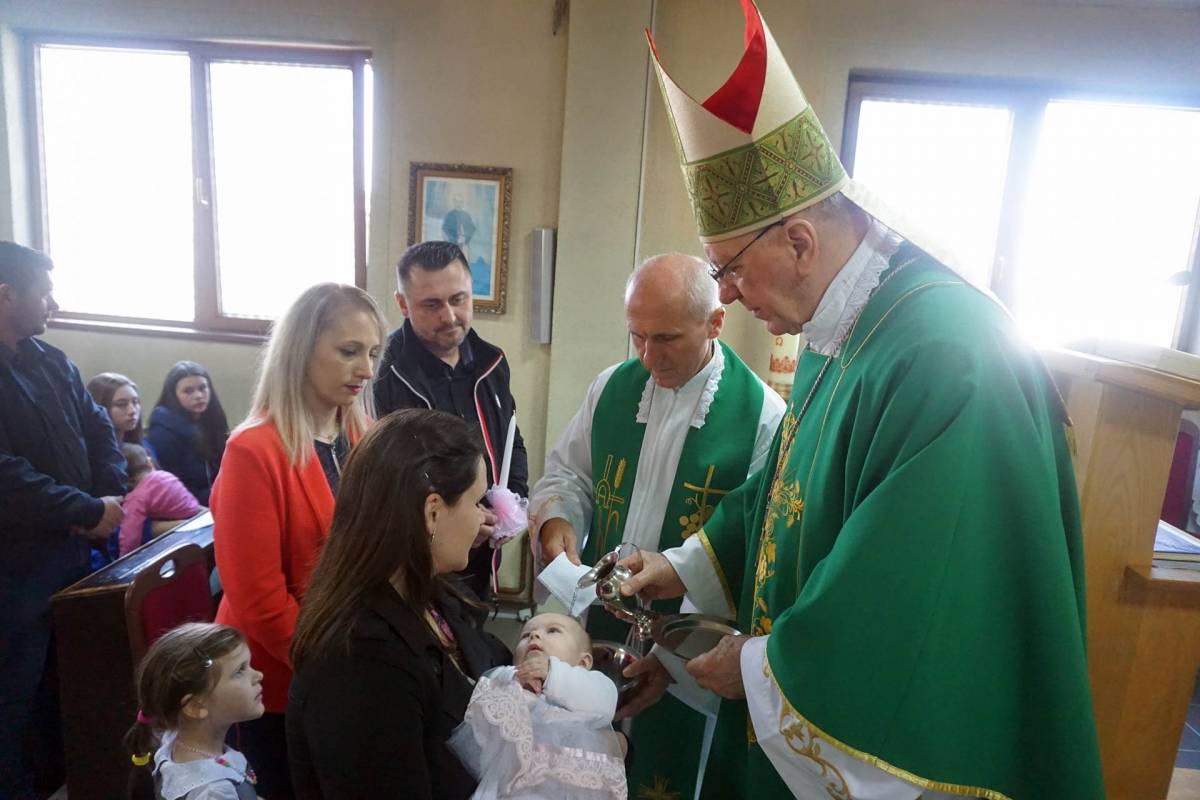 Biskup Škvorčević krstio peto dijete roditelja Bijelić