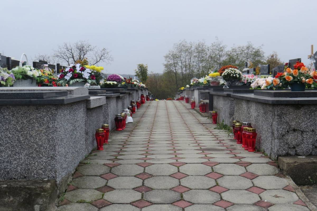 DOVRŠENO KRIMNALISTIČKO ISTRAŽIVANJE: Požežanin (48) dogovorio postavljanje  granitne ploče na grobnicu i dva stalka za lampione pa za 5000 kn prevario Pleterničanina