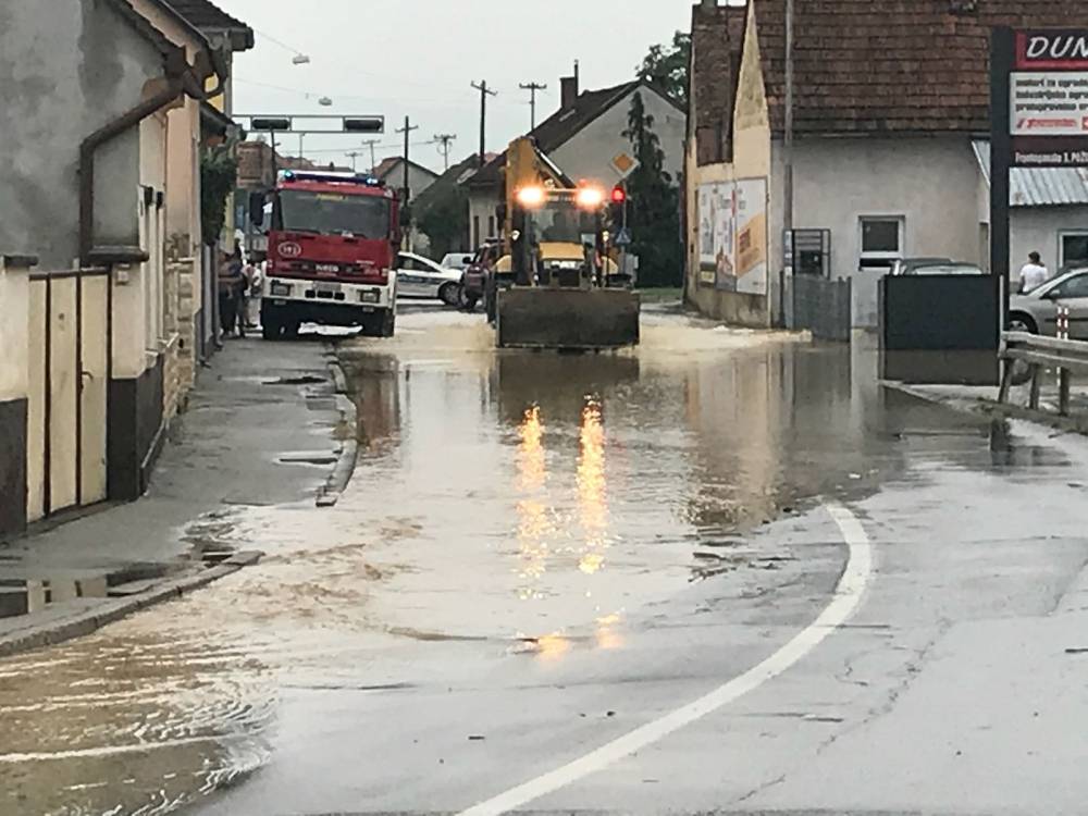 Poplavljena Frankopanska ulica u Požegi, prometnica zatvorena za sav promet