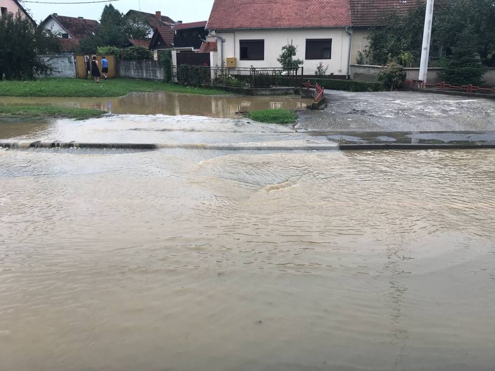 Poplavljena Frankopanska ulica u Požegi, prometnica zatvorena za sav promet