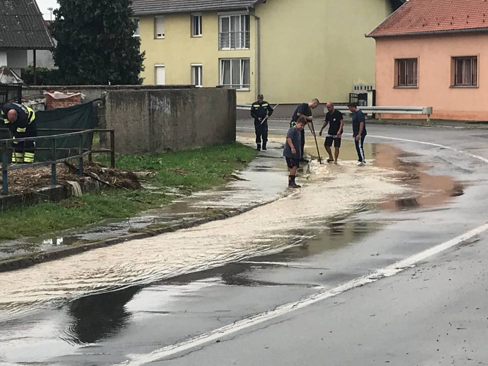 Poplavljena Frankopanska ulica u Požegi, prometnica zatvorena za sav promet