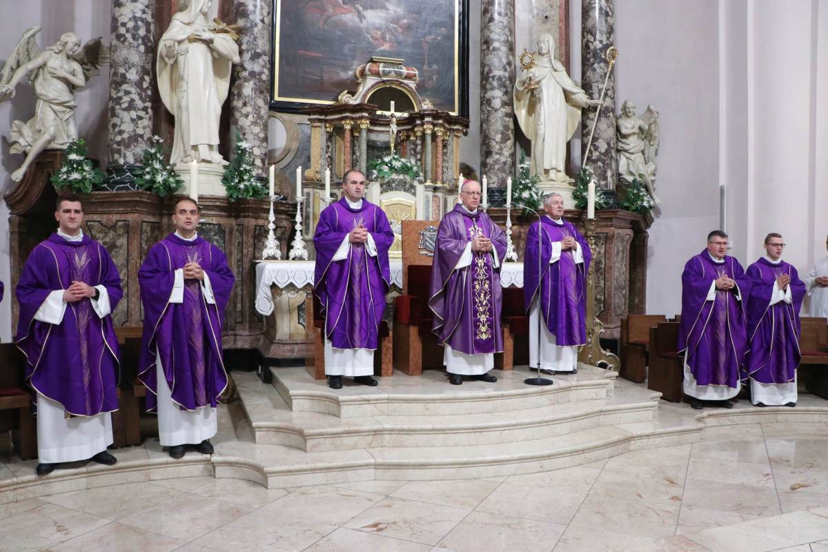 Obilježen Dušni dan u požeškoj Katedrali