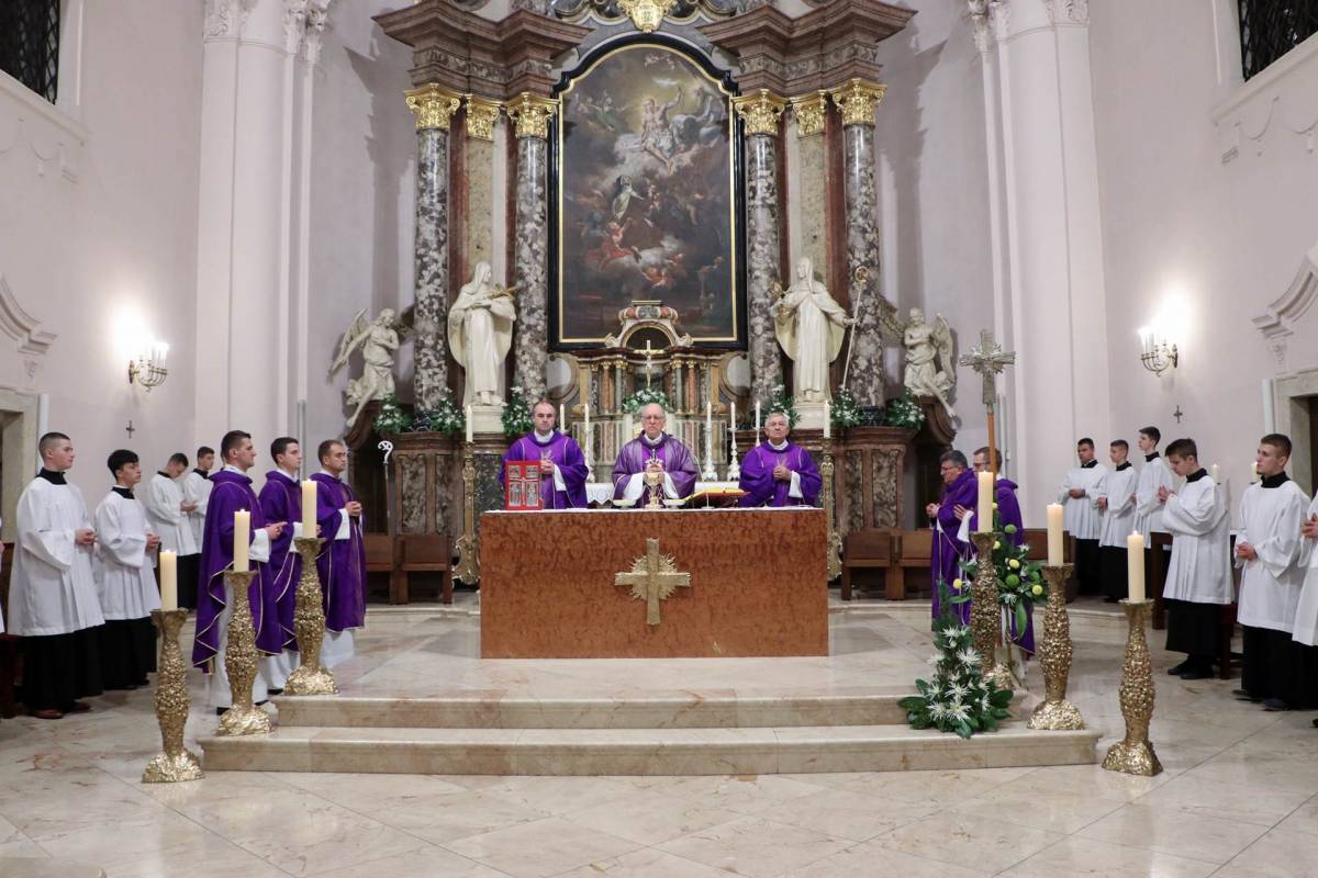 Obilježen Dušni dan u požeškoj Katedrali