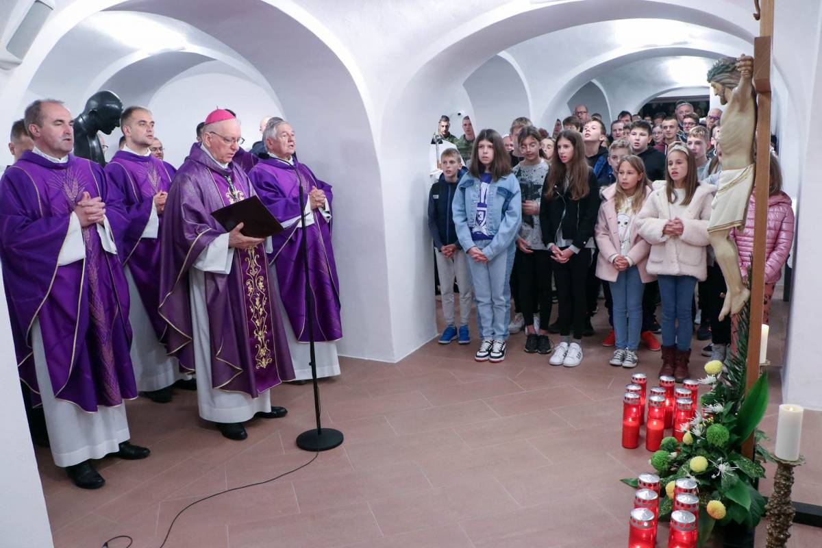 Obilježen Dušni dan u požeškoj Katedrali