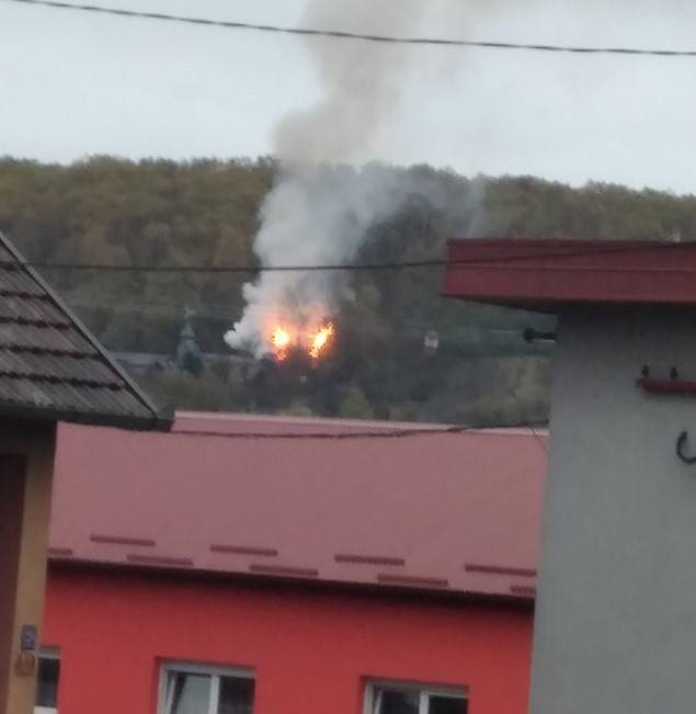 POŽAR U BUKU: U tijeku je gašenje građevinskog objekta koje pruža usluge prenoćišta