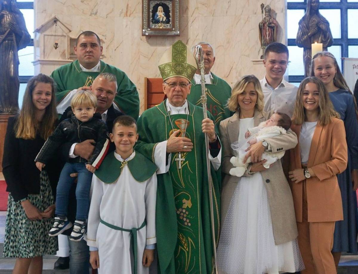Biskup Škvorčević krstio sedmo dijete roditelja Barić u Pleternici