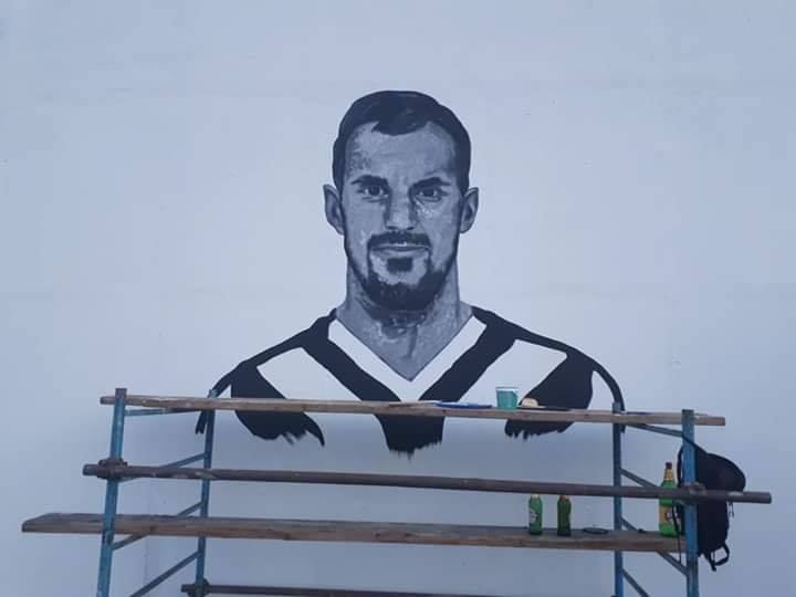 Portret Brune Bobana na sjevernoj tribini NK Papuka u Velikoj