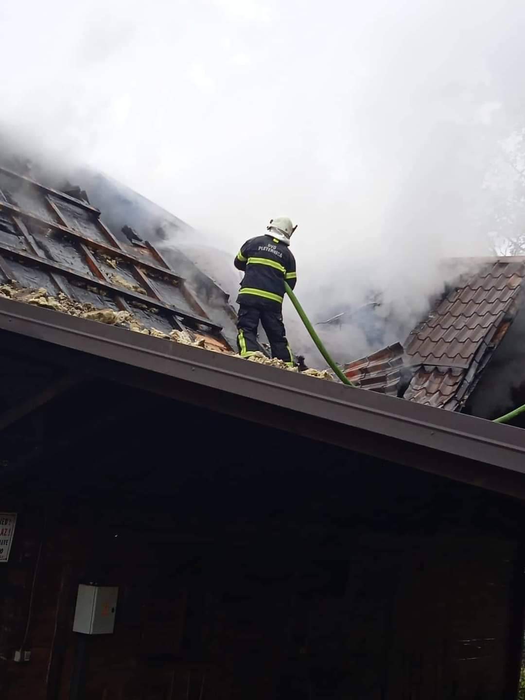 SUMNJIV UZROK POŽARA U BUKU: Kuća izgorjela, vlasnici šute, ali zato susjedi tvrde da sve znaju...