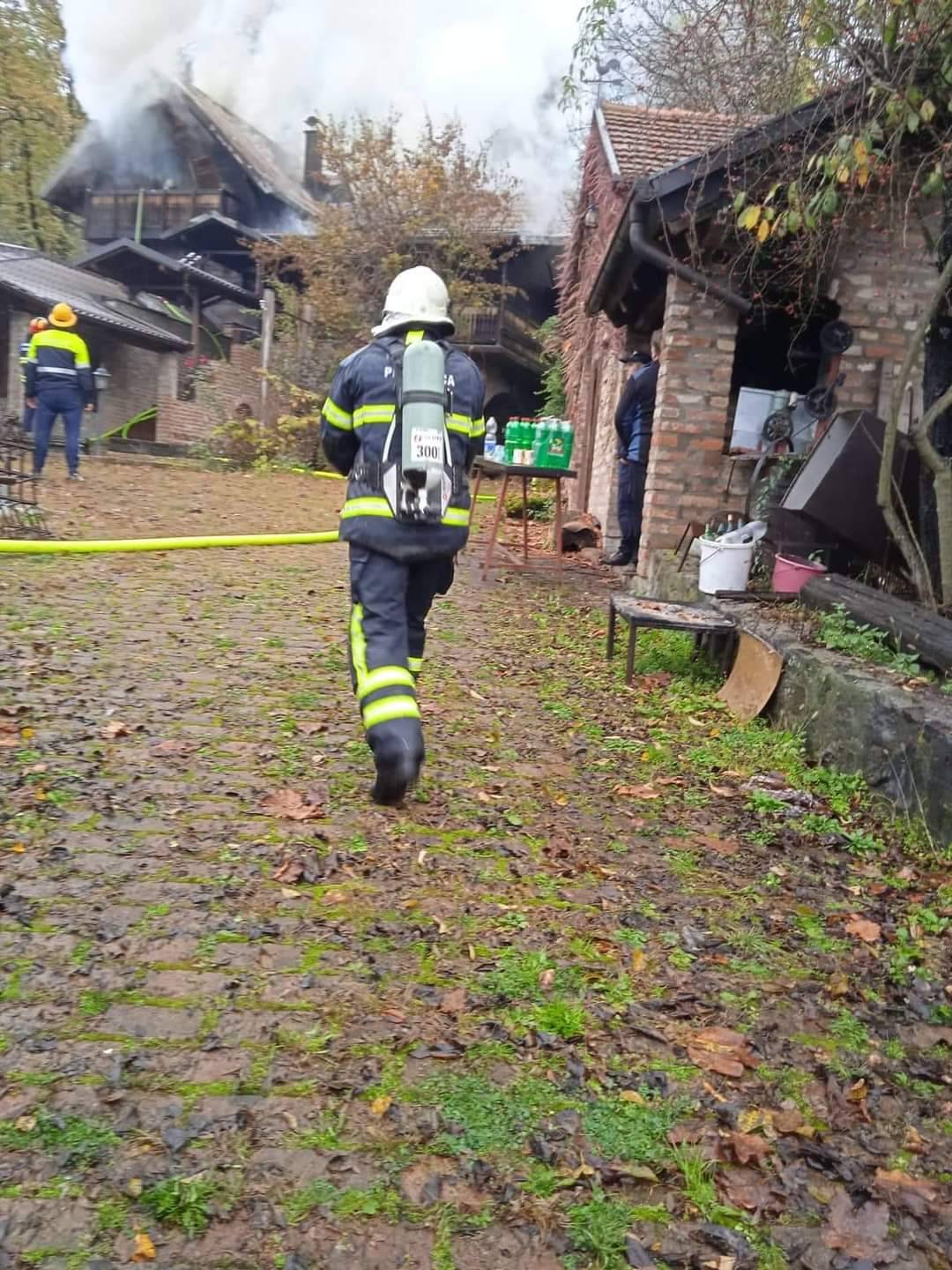 SUMNJIV UZROK POŽARA U BUKU: Kuća izgorjela, vlasnici šute, ali zato susjedi tvrde da sve znaju...