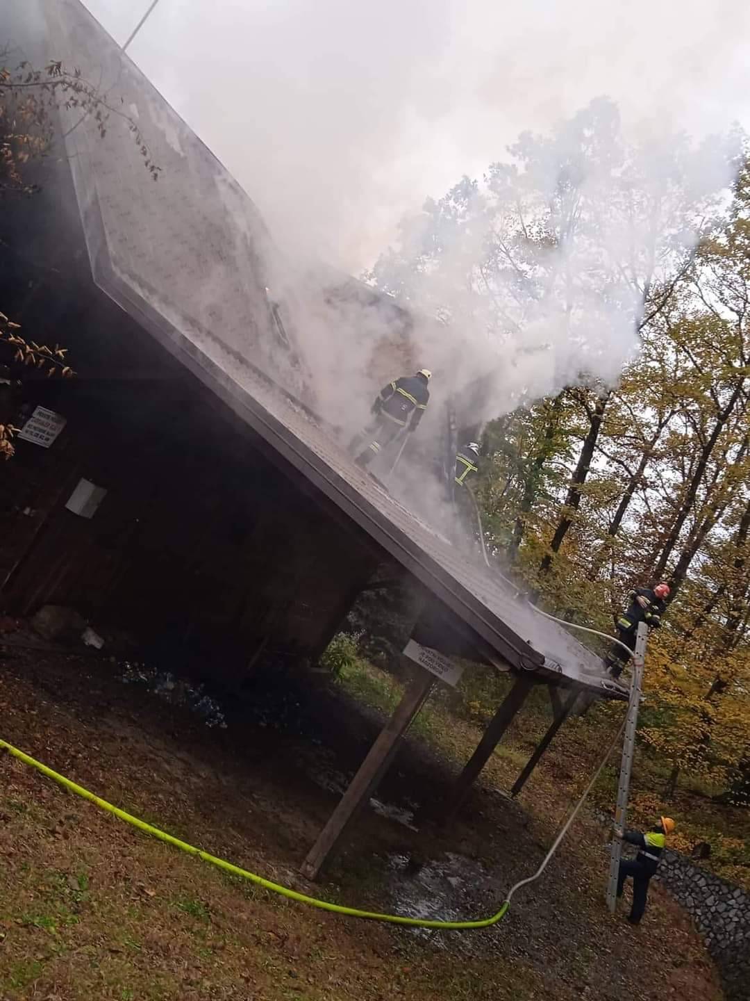 SUMNJIV UZROK POŽARA U BUKU: Kuća izgorjela, vlasnici šute, ali zato susjedi tvrde da sve znaju...