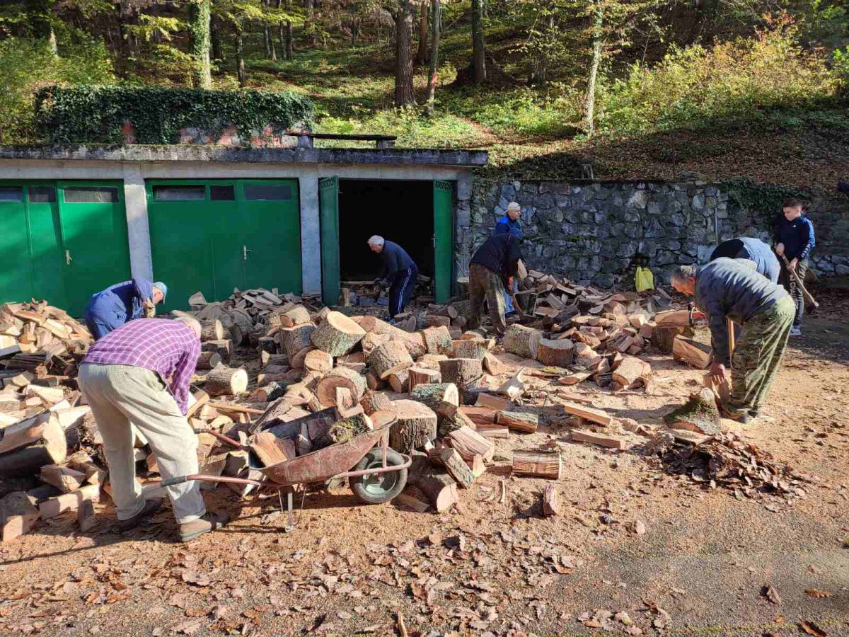 Radna akcija vrijednih članova HPD ʺSokolovacʺ Požega