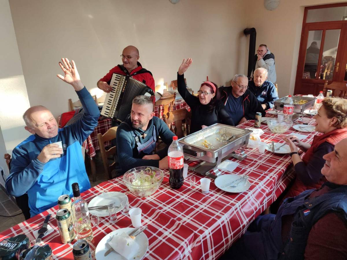 Radna akcija vrijednih članova HPD ʺSokolovacʺ Požega