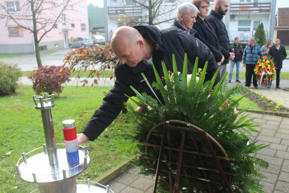 U Pleternici održano polaganje vijenaca povodom obilježavanja Dana sjećanja na sve žrtve Domovinskog rata i Dana sjećanja na žrtvu Vukovara i Škabrnje