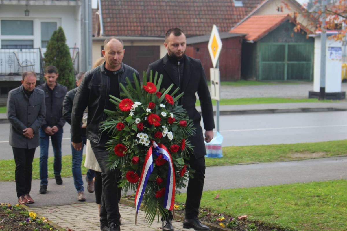 U Pleternici održano polaganje vijenaca povodom obilježavanja Dana sjećanja na sve žrtve Domovinskog rata i Dana sjećanja na žrtvu Vukovara i Škabrnje
