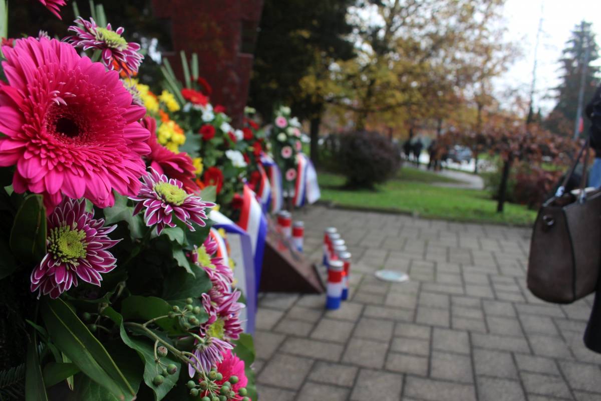 U Pleternici održano polaganje vijenaca povodom obilježavanja Dana sjećanja na sve žrtve Domovinskog rata i Dana sjećanja na žrtvu Vukovara i Škabrnje