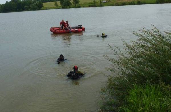 TRAGEDIJA U SLAVONIJI: Ronioci u jezeru pronašli tijelo mladića i automobil
