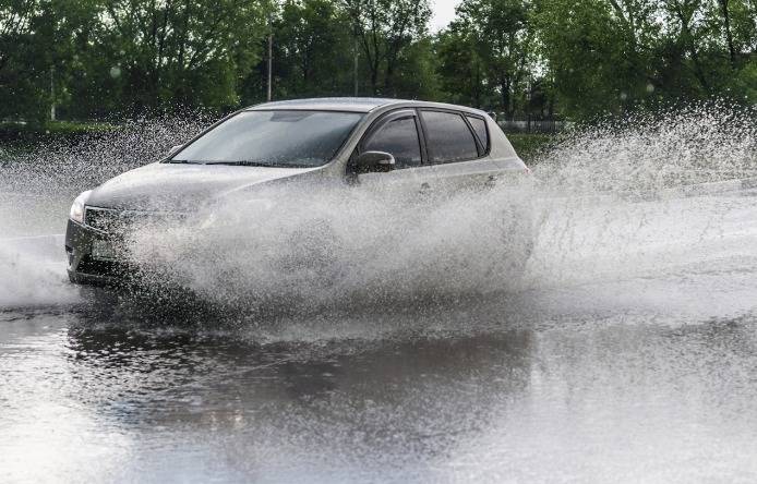 DOBRO JE ZNATI: Izbjegavajte vodu dublju od 10 cm s vašim automobilom! Može doći do skupih oštećenja!