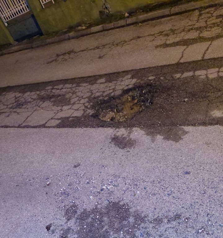 Očaj stanara Ulice Marka Marulića: ʺRupa na cesti stvara probleme, nadležni nas ignorirajuʺ