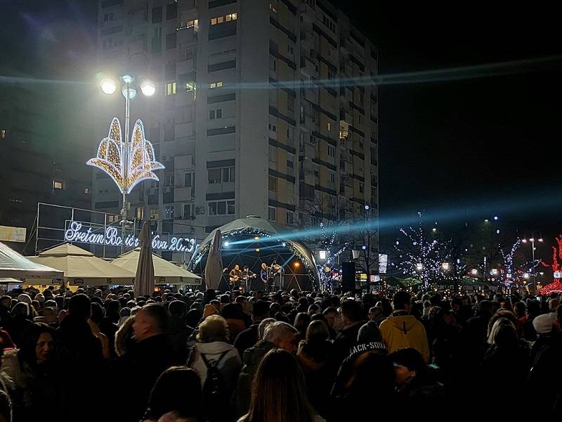 Brođane na glavnom gradskom trgu zabavljale Slavonske lole
