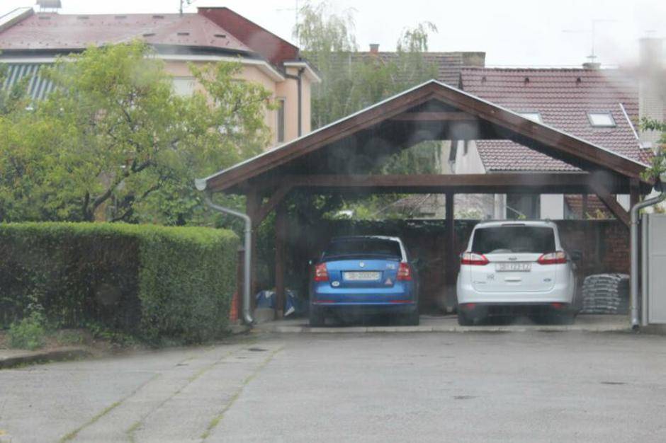 ʼNadstrešnice nema, ali obitelj Jelić i dalje tu ostavlja svoj vozni parkʼ