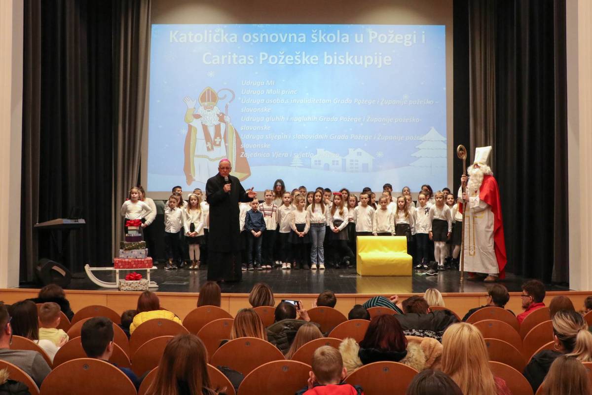 Biskup Škvorčević na blagdan sv. Nikole s djecom u razvojnim poteškoćama