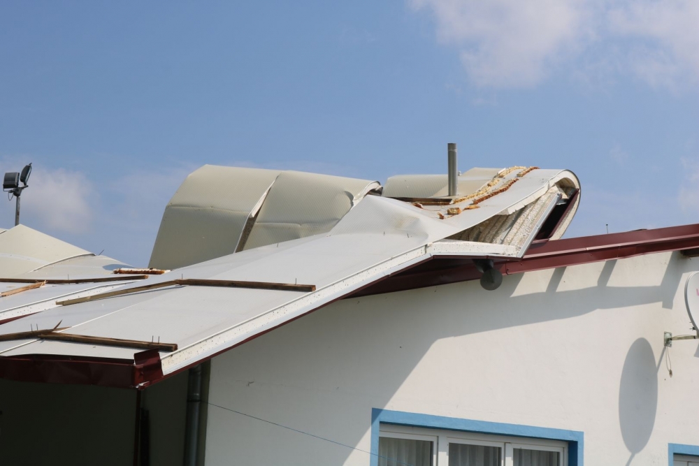 ʺTajfunʺ pogodio Mihaljevce, s objekta na nogometnom igralištu vjetar iščupao krov