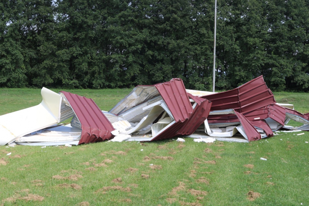 ʺTajfunʺ pogodio Mihaljevce, s objekta na nogometnom igralištu vjetar iščupao krov