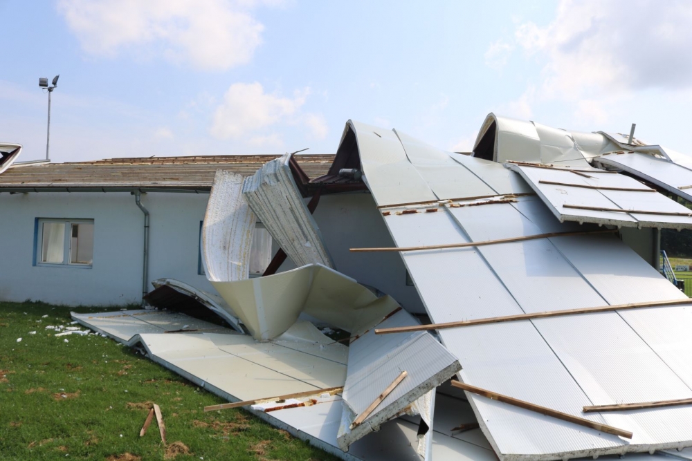 ʺTajfunʺ pogodio Mihaljevce, s objekta na nogometnom igralištu vjetar iščupao krov