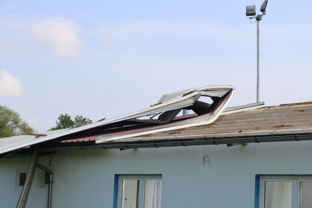 ʺTajfunʺ pogodio Mihaljevce, s objekta na nogometnom igralištu vjetar iščupao krov