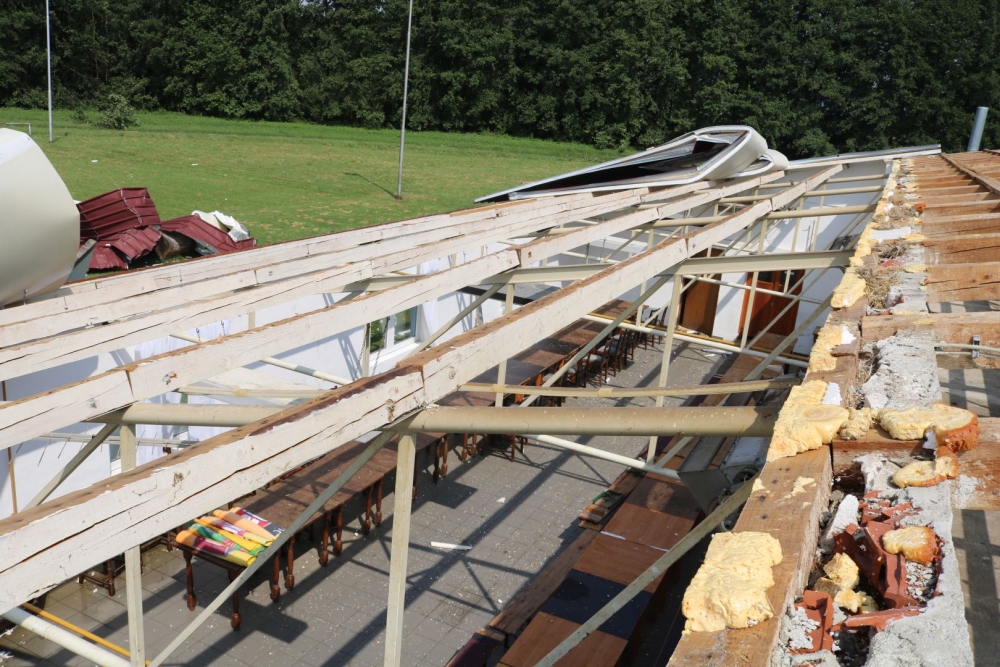 ʺTajfunʺ pogodio Mihaljevce, s objekta na nogometnom igralištu vjetar iščupao krov